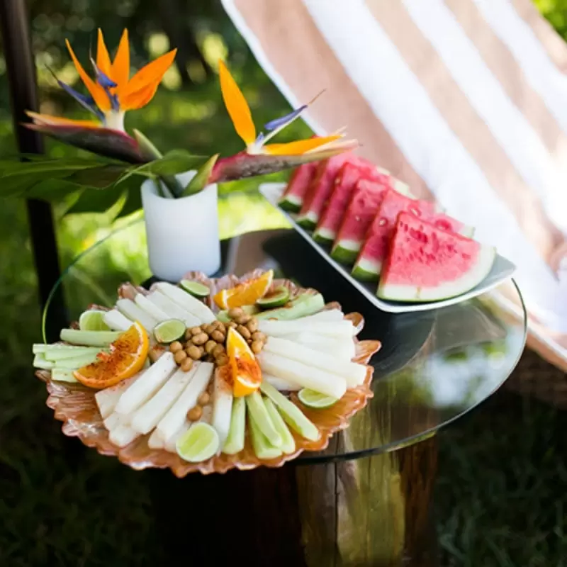 fruta cortada sobre una mesa de cristal