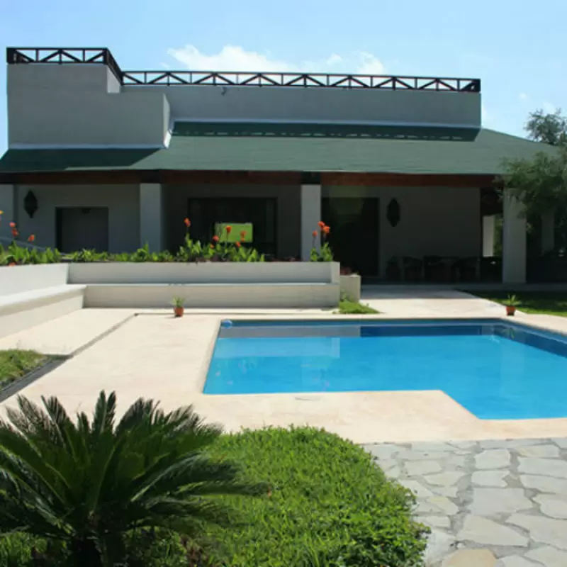 Amplia piscina rodeada por la naturaleza