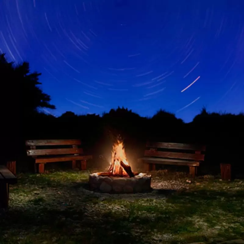 Fogata a la luz de la estrellas